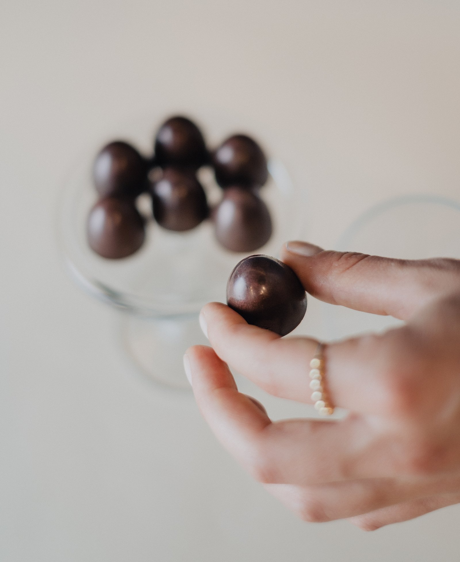 Handmade chocolates and truffles, classic or creative, plain or with rum or orange filling… Little treasures for treating yourself or someone you love. And if you have something special in mind, we can make it to order!